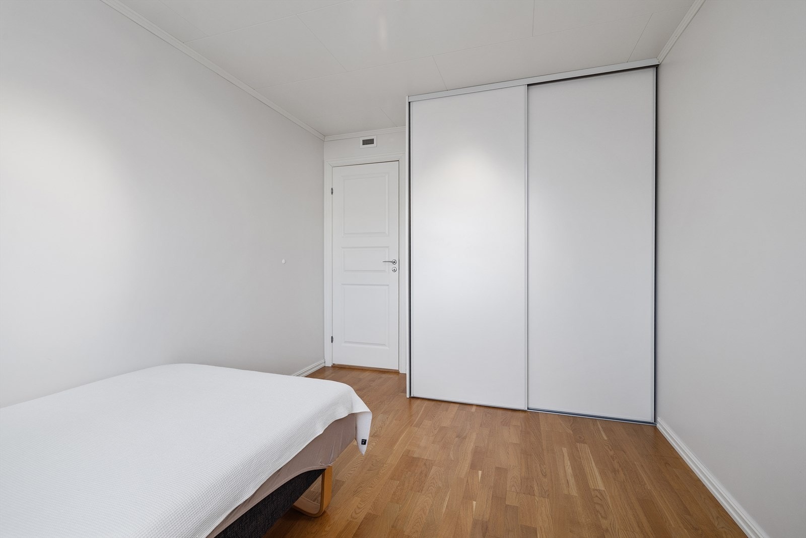 Det andre soverommet er også av god størrelse, med en praktisk skyvedørsgarderobe. Galleribilde