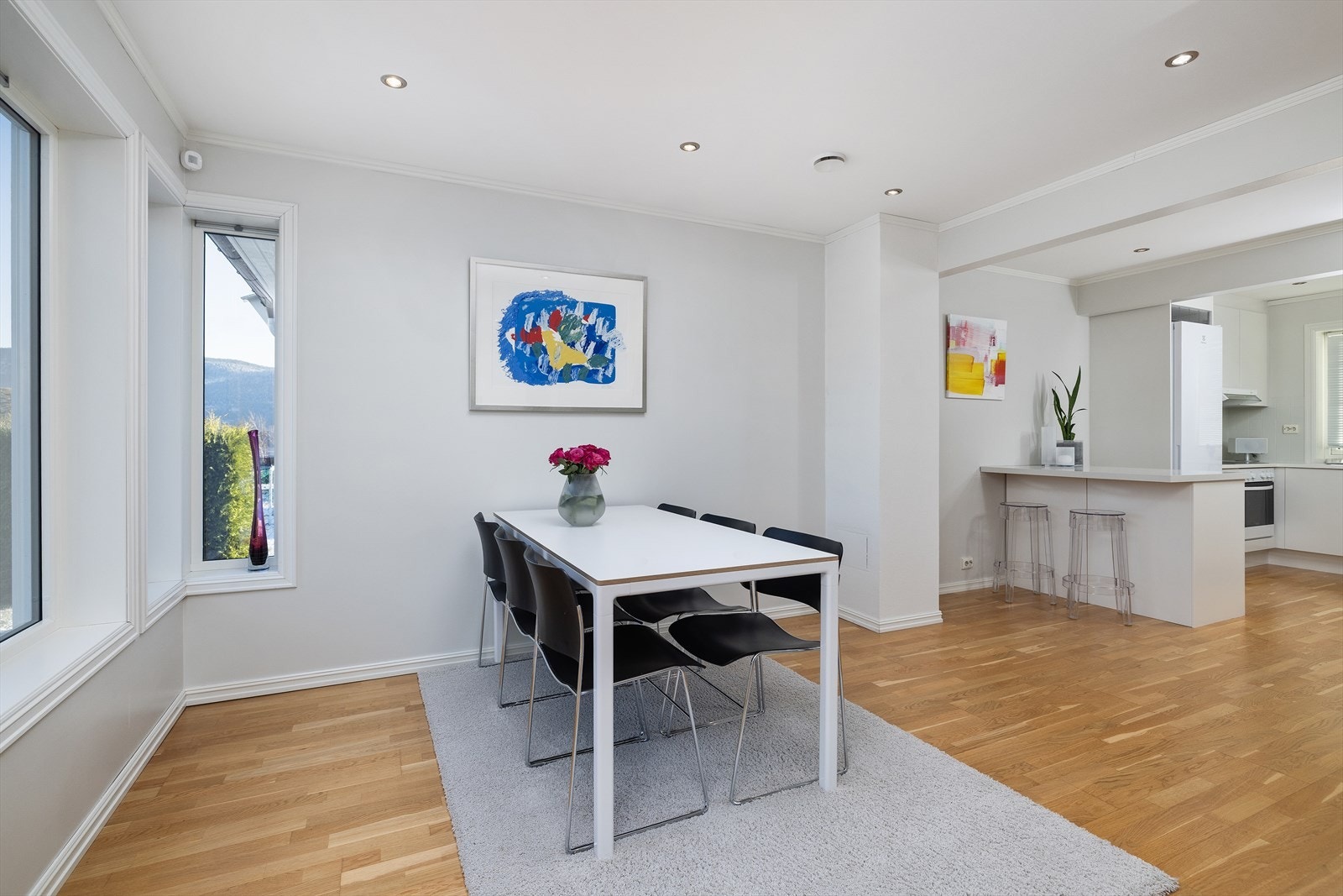 Spisestuen har god plass til et større spisebord og er et naturlig samlingspunkt. Galleribilde