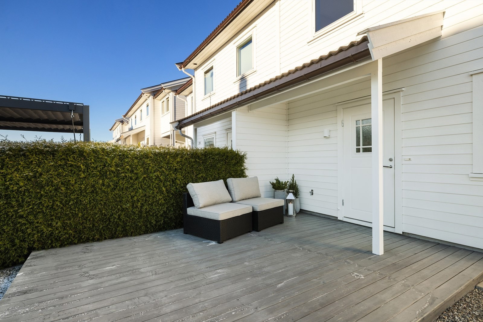 Ved inngangspartiet er det en lun og usjenert uteplass med morgensol. Galleribilde