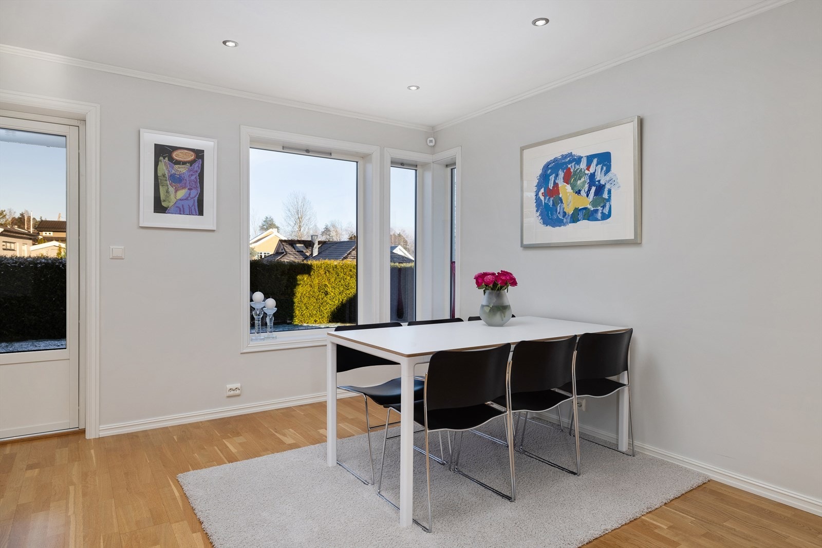 Store vindusflater gir rikelig med naturlig lys til oppholdsrommene. Galleribilde