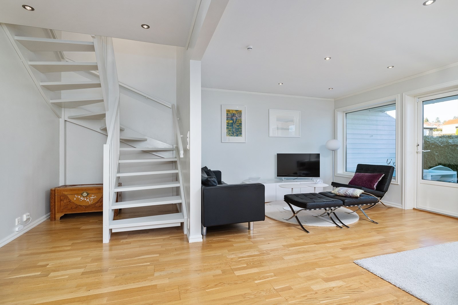 Den hvitmalte trappen er et sentralt element som binder etasjene sammen. Galleribilde