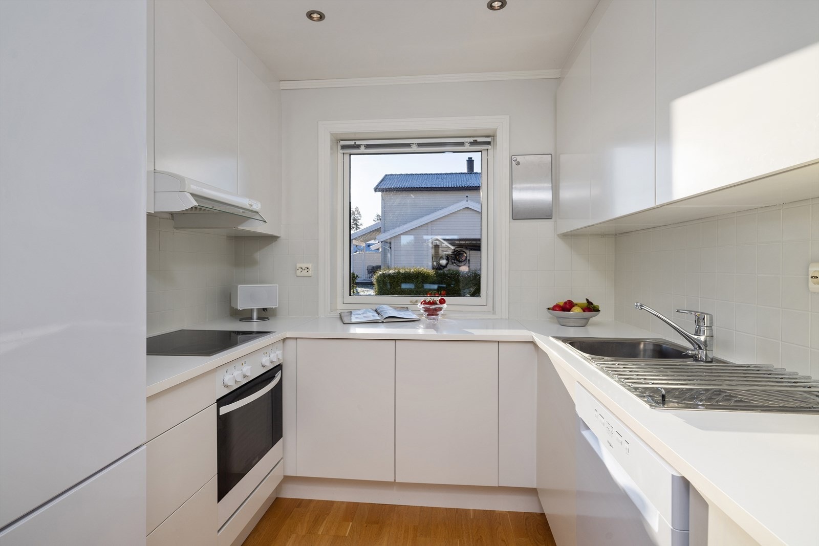 Innredningen har glatte fronter, integrert platetopp og godt med benke- og skapplass. Galleribilde