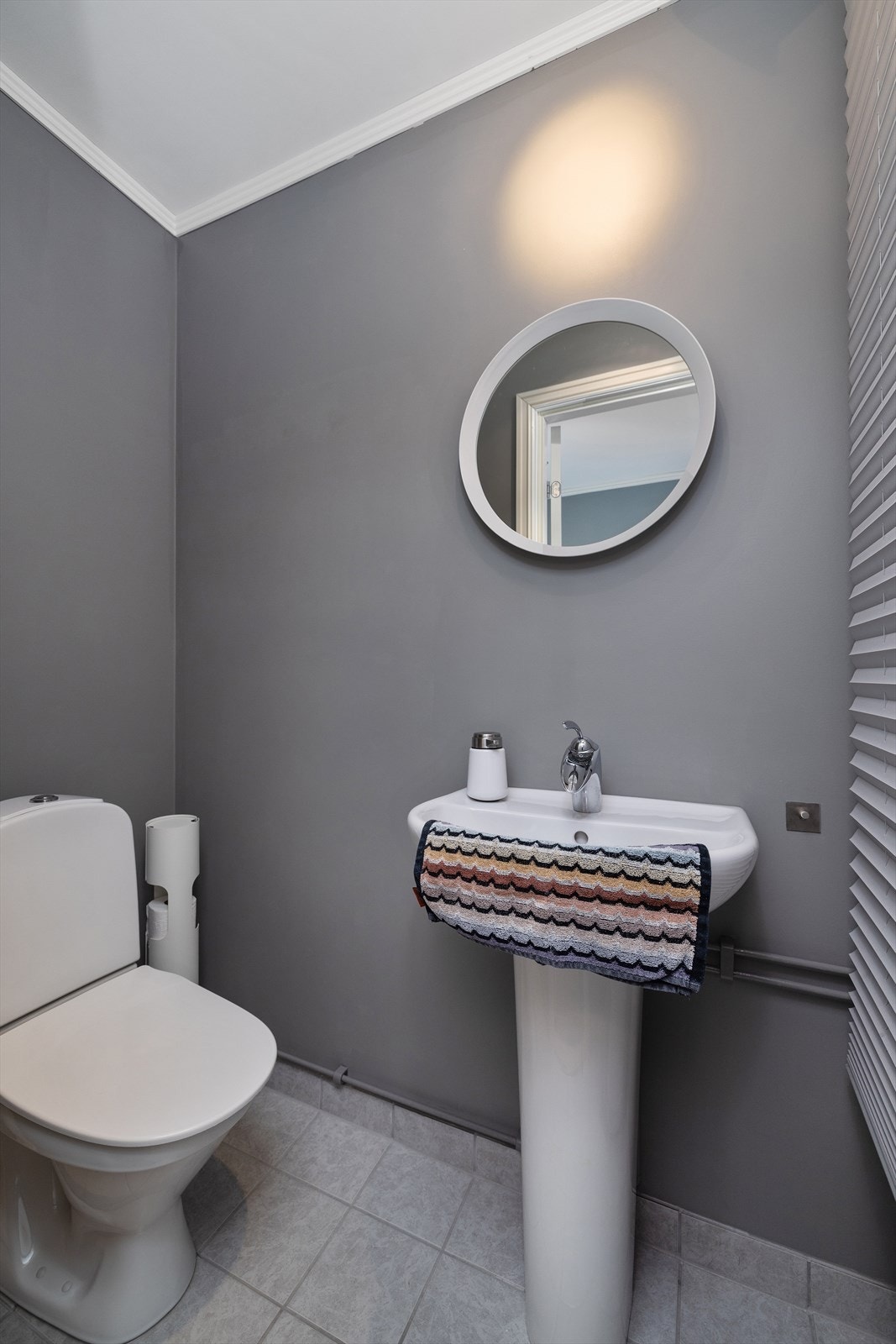 Praktisk toalettrom i tilknytning til inngangspartiet. Galleribilde