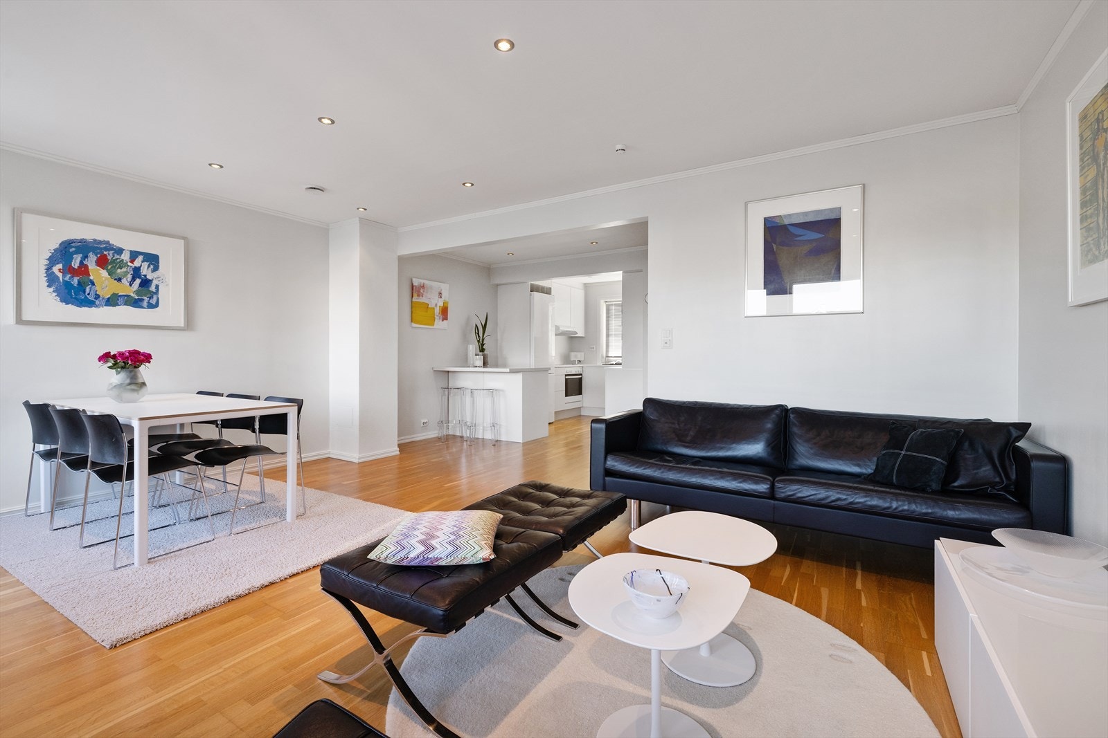 Stuen og spisestuen danner et åpent og luftig allrom med gjennomgående parkettgulv. Galleribilde