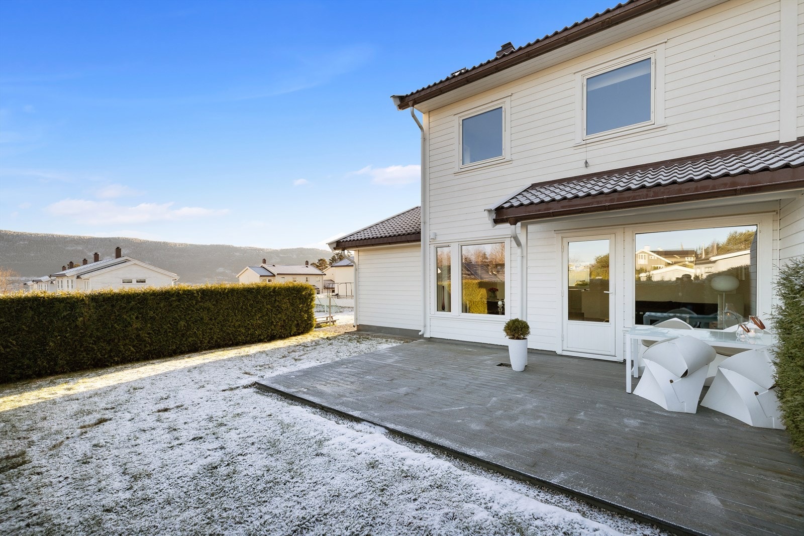 Fra stuen er det direkte utgang til en romslig, vestvendt terrasse og hage. Galleribilde