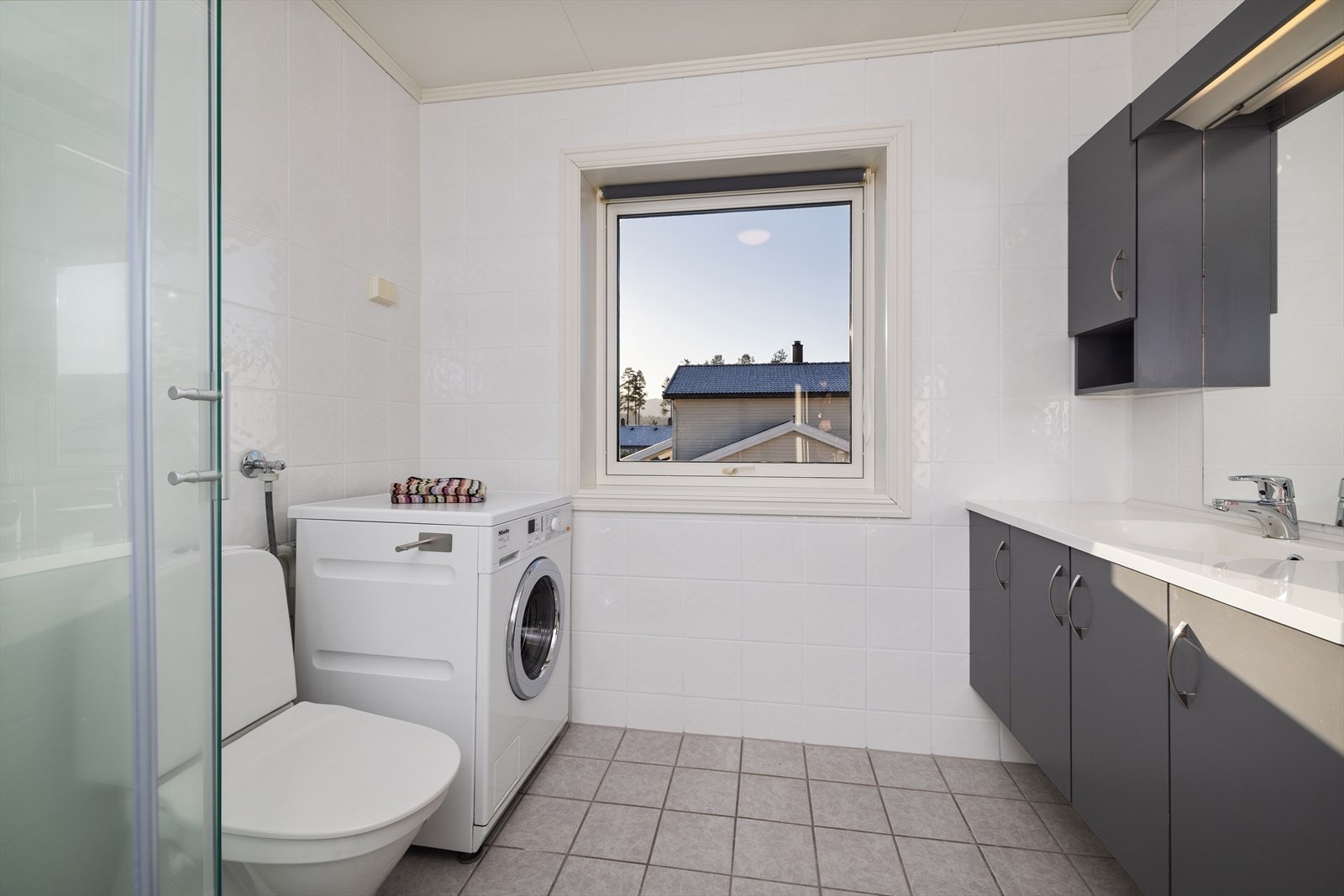 Vinduet gir godt med dagslys og mulighet for utlufting. Galleribilde