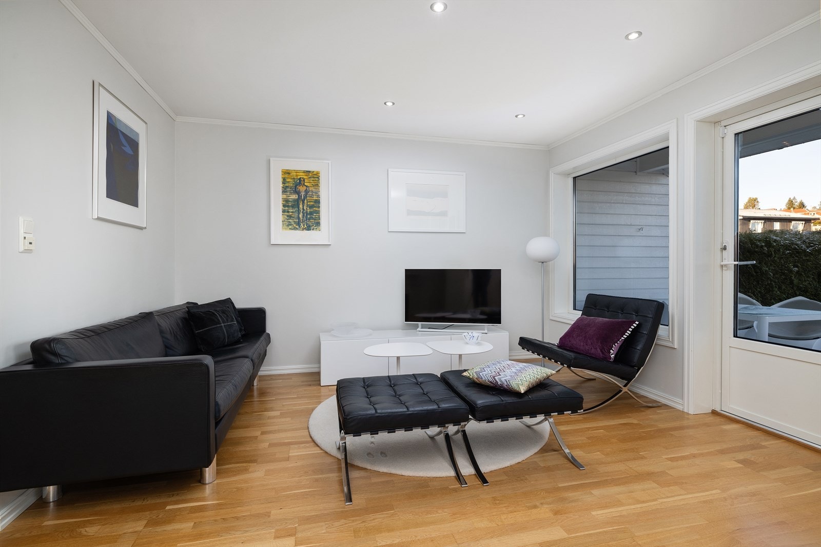 Herfra er det utgang til den vestvendte terrassen, som utvider stuen på varme dager. Galleribilde