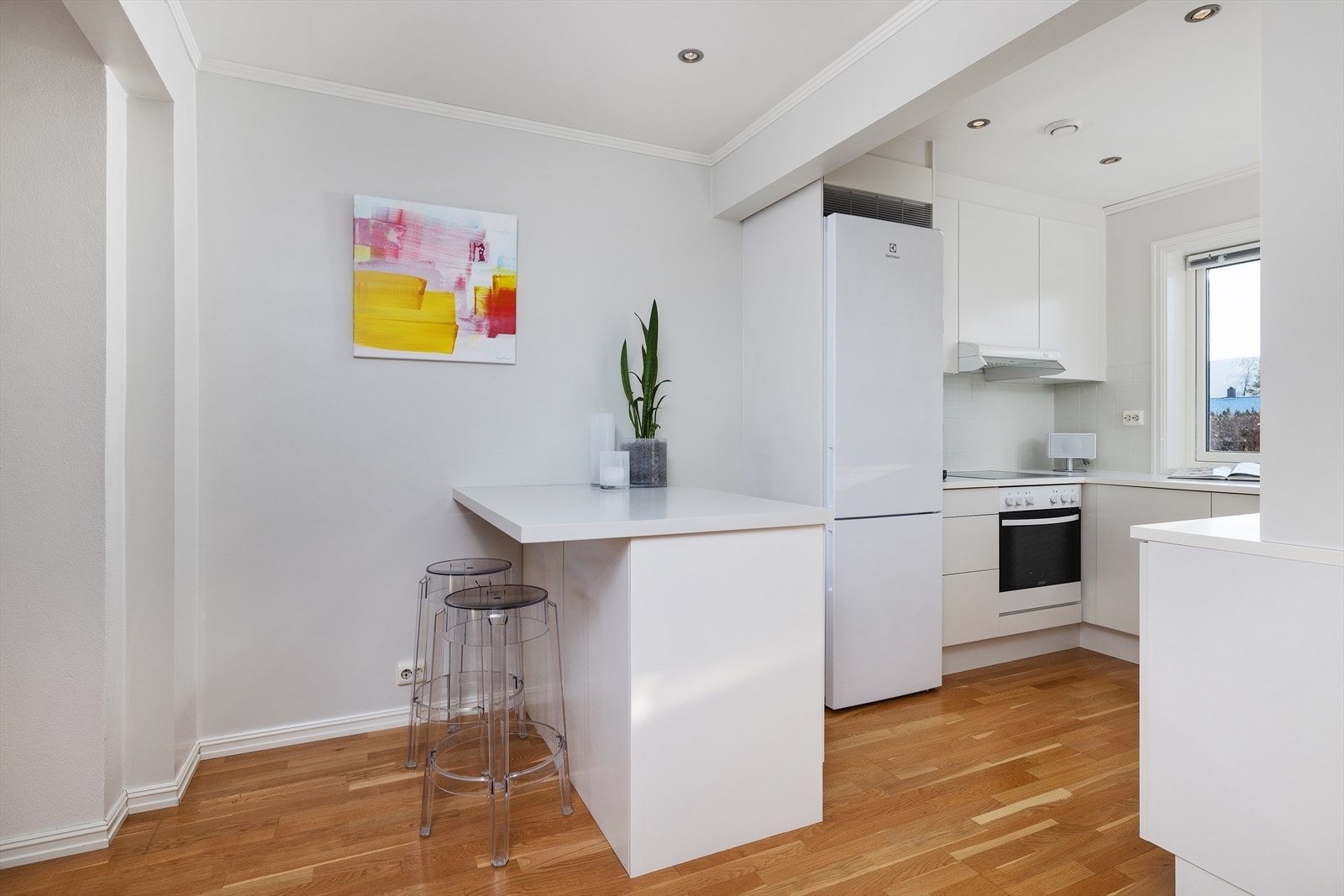 Kjøkkenet er praktisk utformet med en smart barløsning for raske måltider. Galleribilde