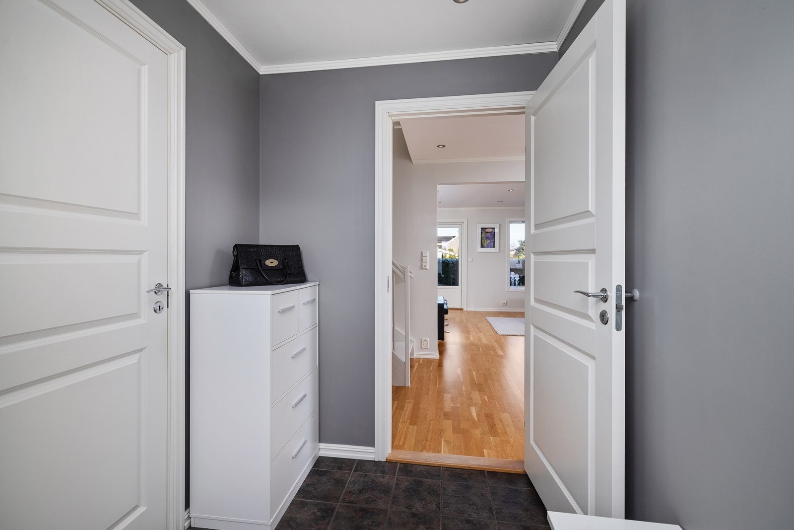 Innbydende entré med flislagt gulv og plass til oppbevaring av yttertøy. Galleribilde