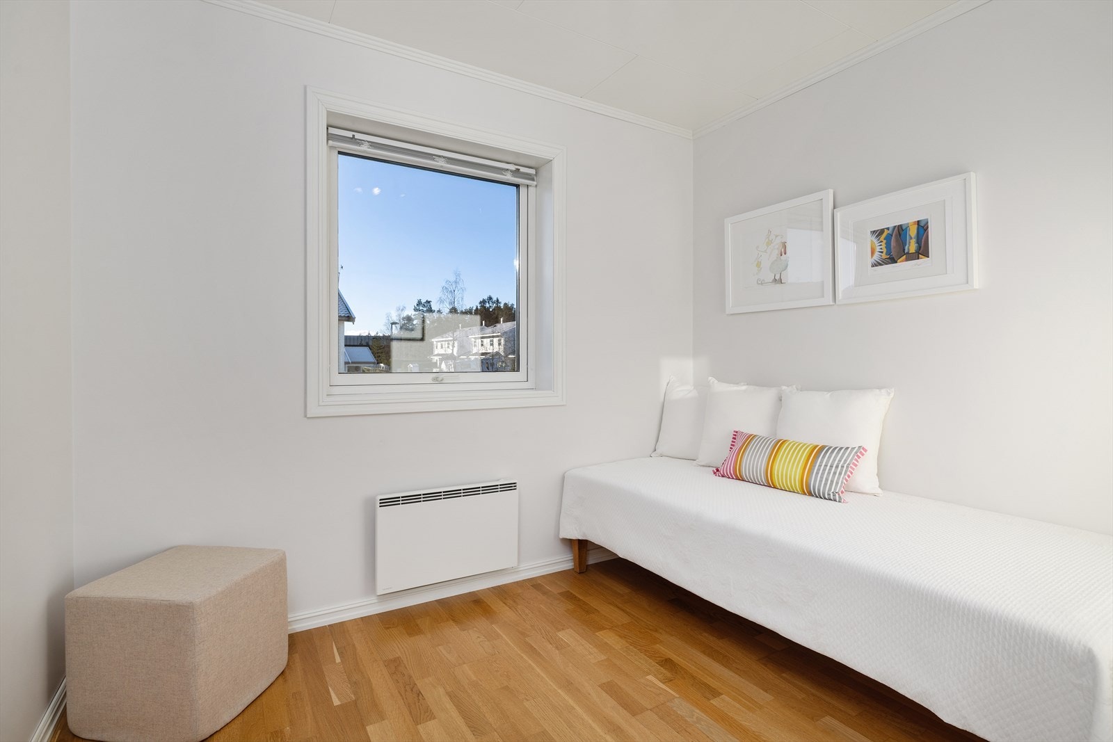 Alle soverommene har parkett på gulvet og lyse, nøytrale overflater. Galleribilde