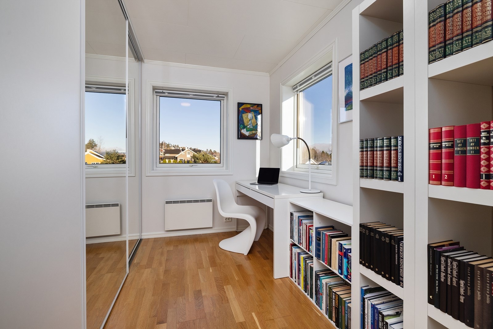 Hovedsoverommet har plass til både seng og kontorløsning, med en stor skyvedørsgarderobe. Galleribilde