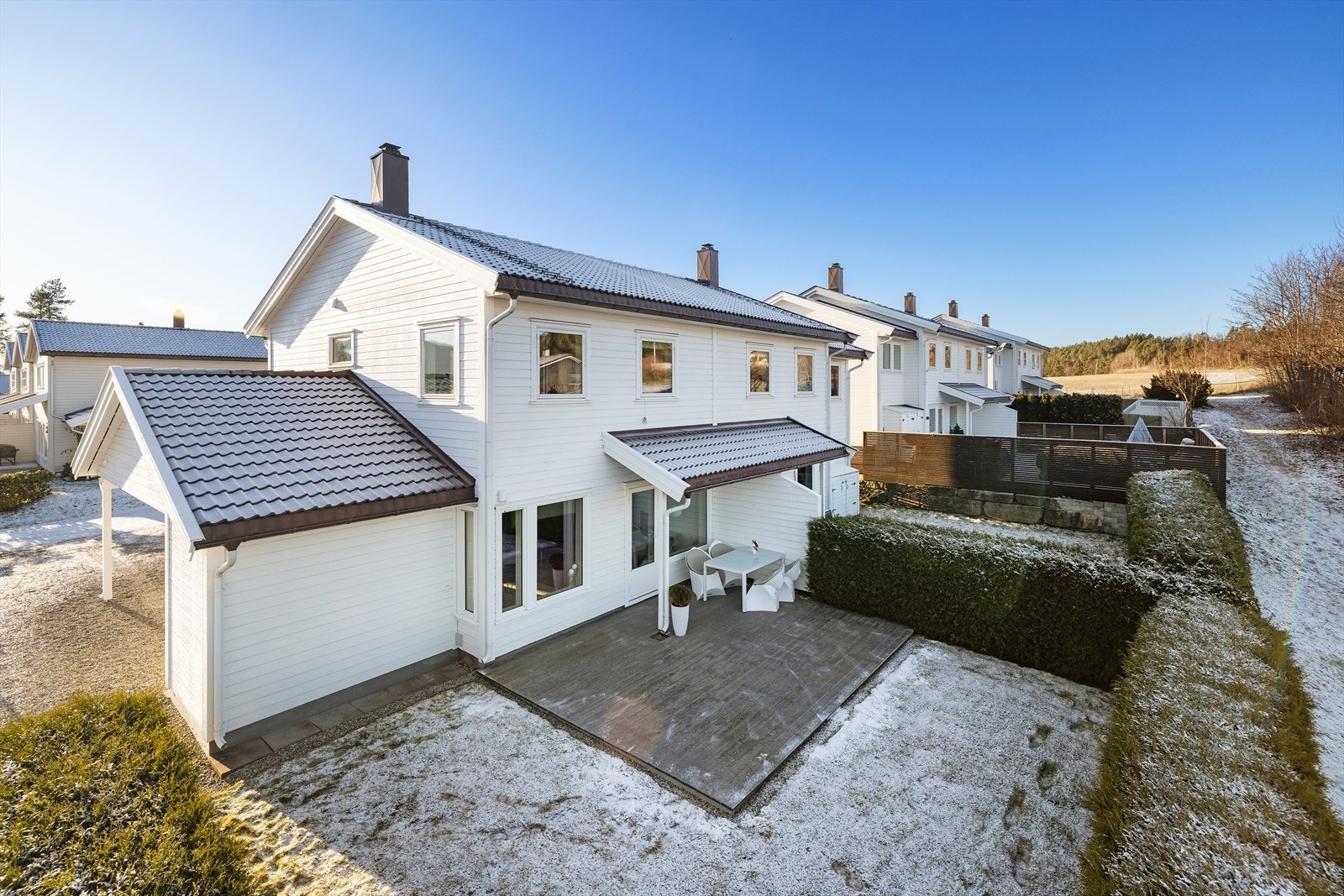 Et moderne rekkehus over to plan med praktisk carport og gode uteplasser. Foto: Normann Foto AS v/Morten Normann Larsen Galleribilde