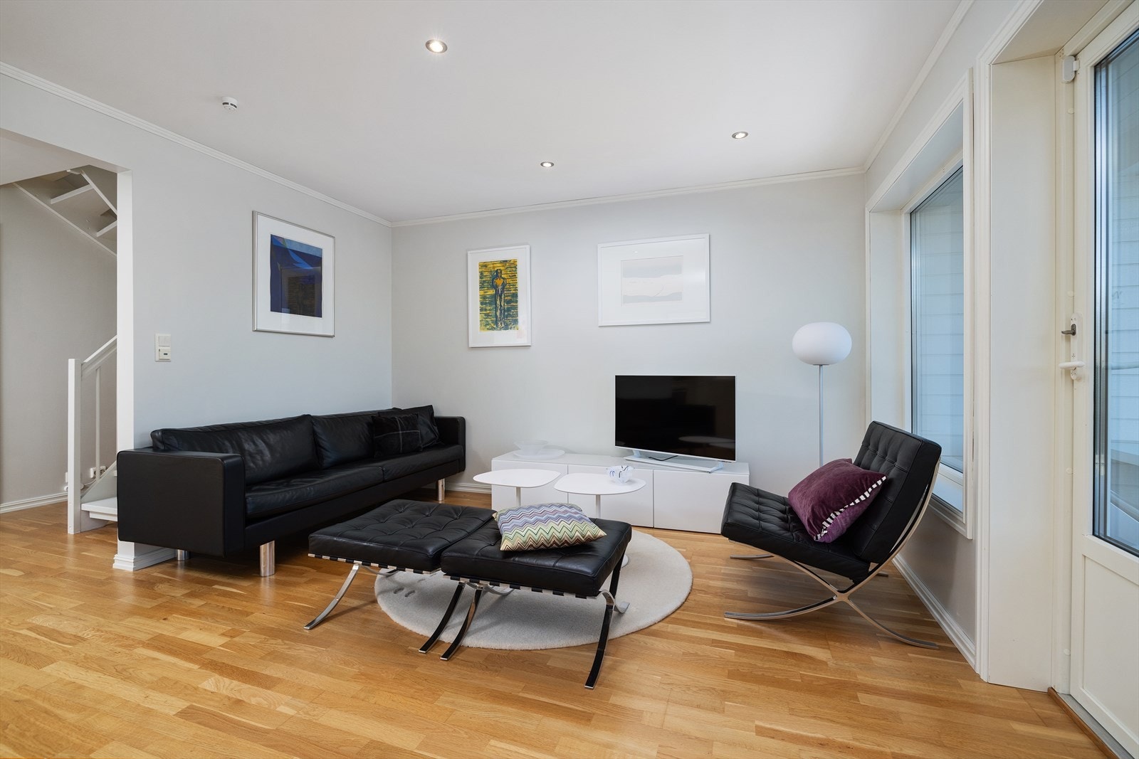 TV-stuedelen er enkel å møblere og har downlights i himlingen for god belysning. Galleribilde