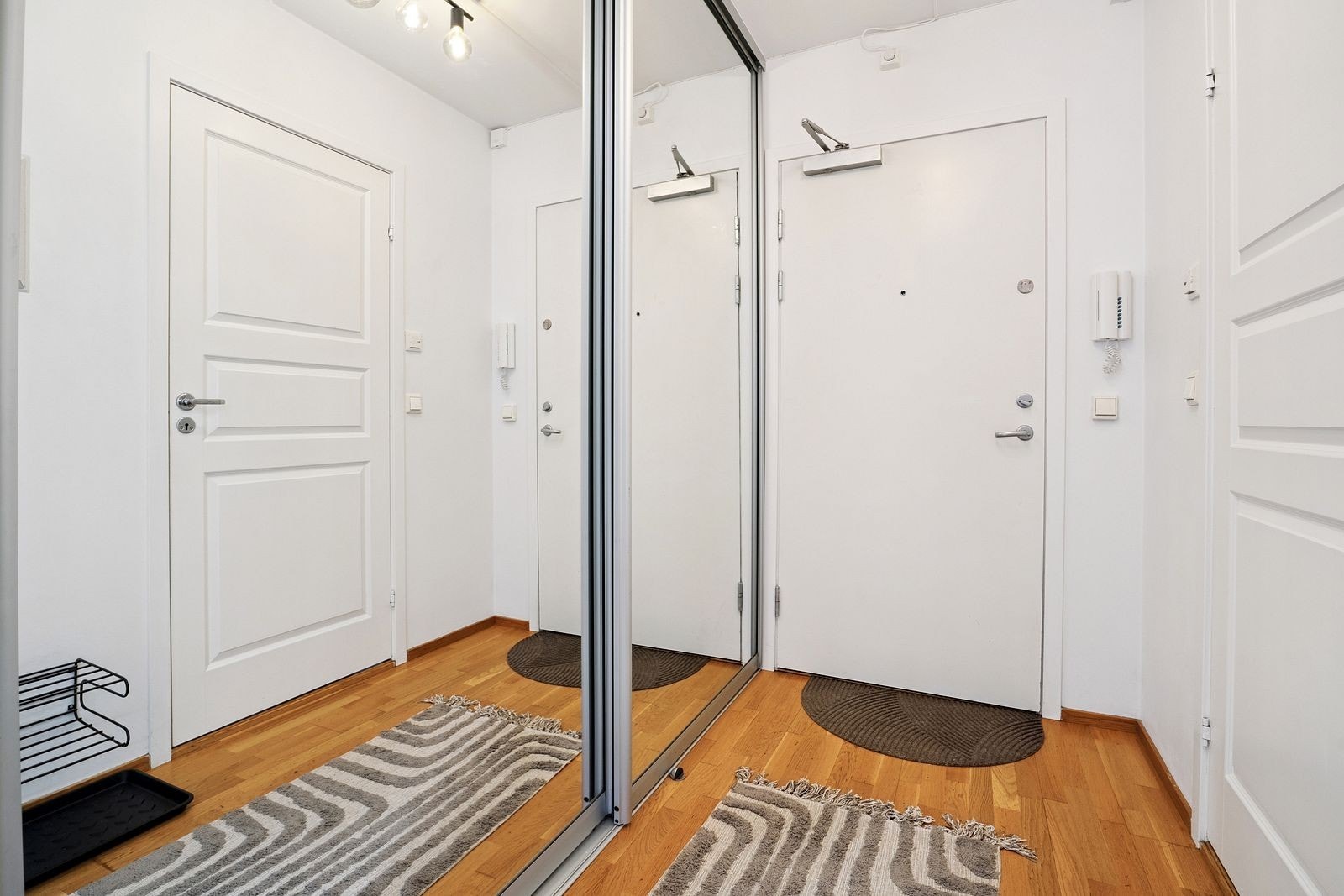 Velkommen inn! Entre med god plass til oppheng av klær og sko Galleribilde