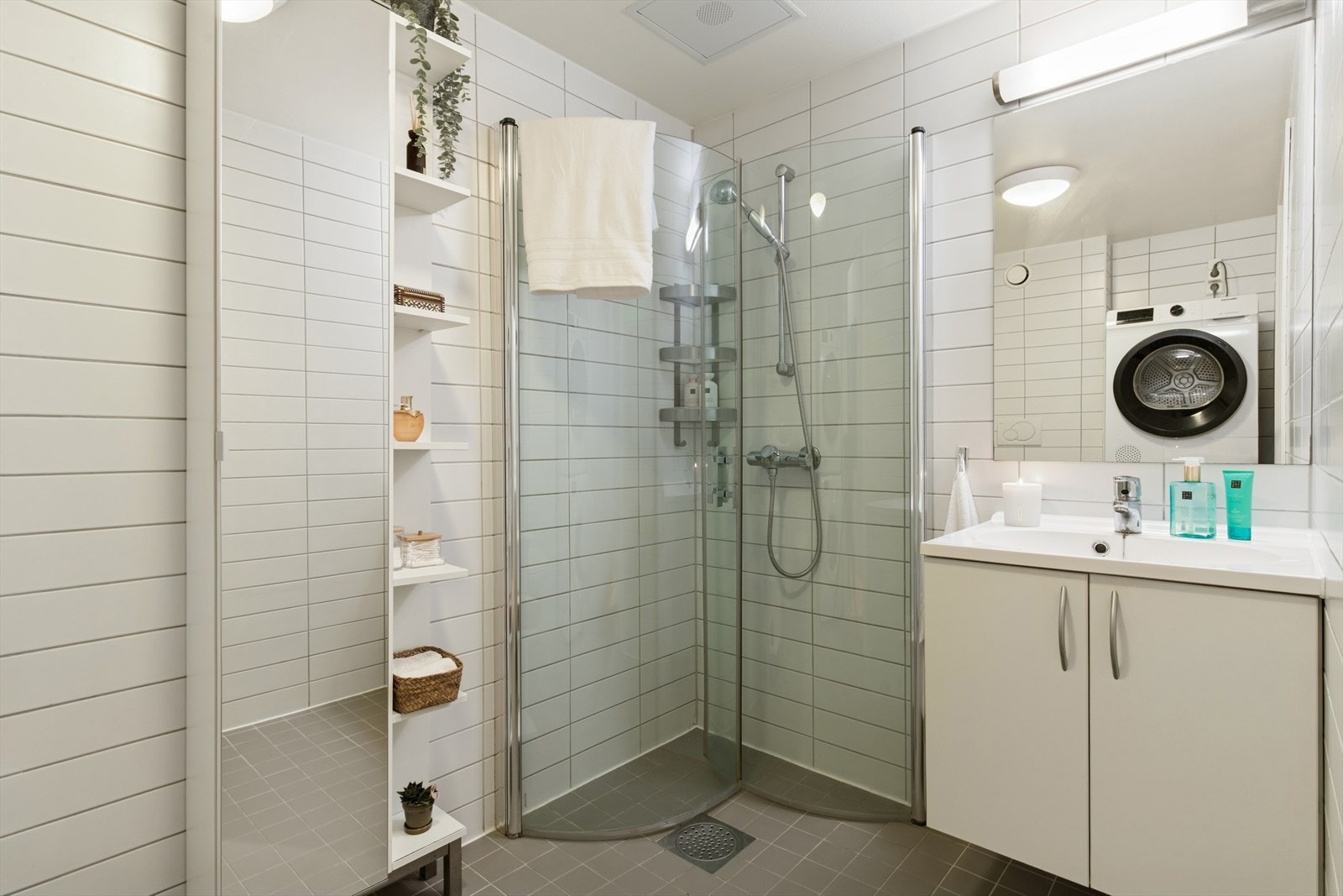 Baderommet er helfliset og har varmekabler i gulvet Galleribilde