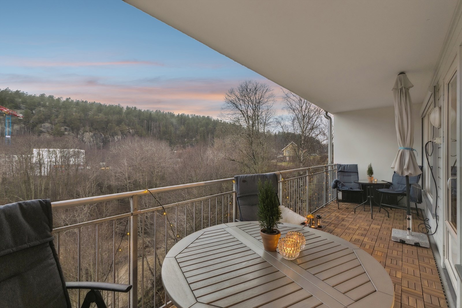 Balkongen er overbygget og har gode møbleringsmuligheter Galleribilde