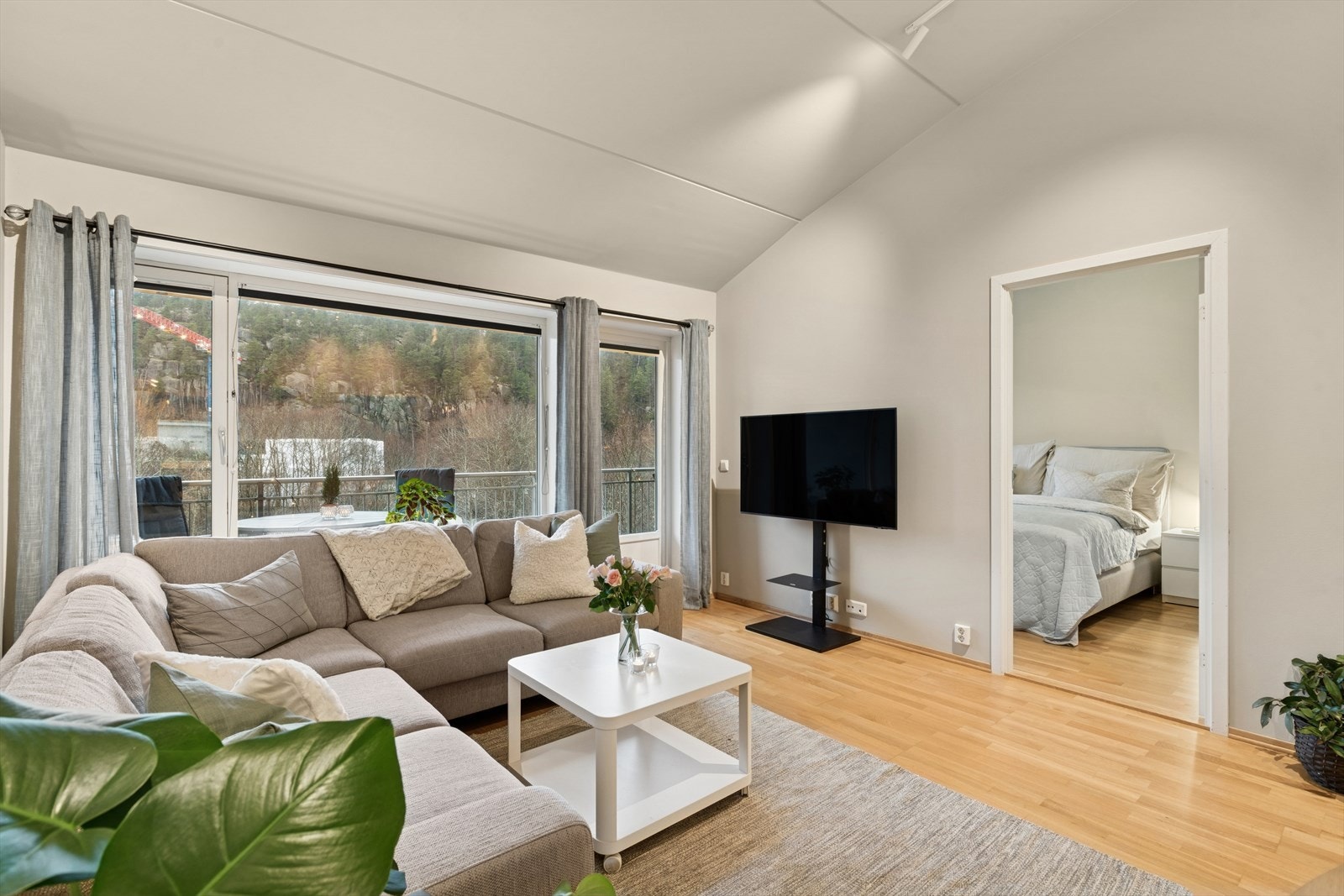 Leiligheten ligger i toppetasjen i et nyere boligbygg fra 2013 Galleribilde