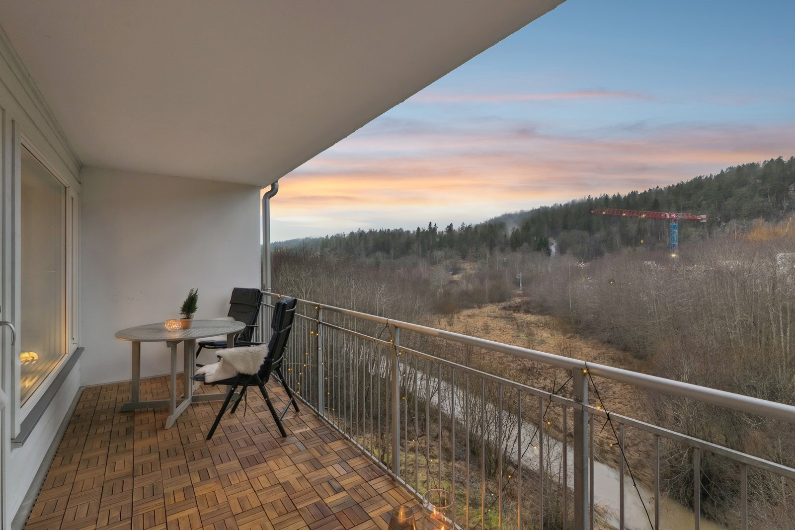 Fra stuen er det utgang til en usjenert, vestvendt balkong på ca. 13 kvadratmeter Galleribilde