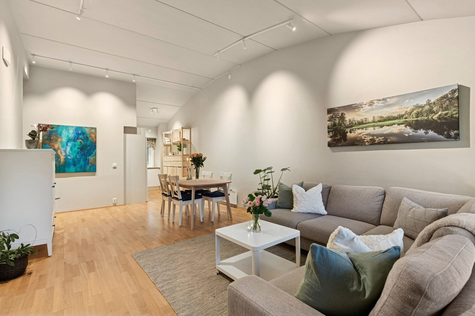 Flott 3-roms selveierleilighet med usjenert og tilbaketrukket beliggenhet i utkanten av sentrum Galleribilde