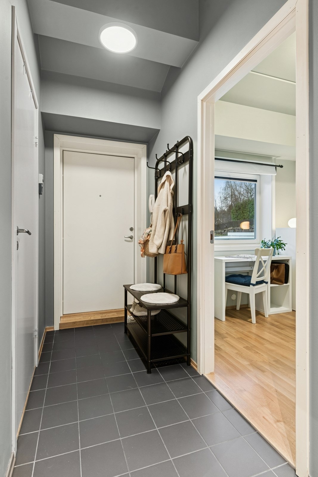 Hyggelig entré med flislagt gulv Galleribilde