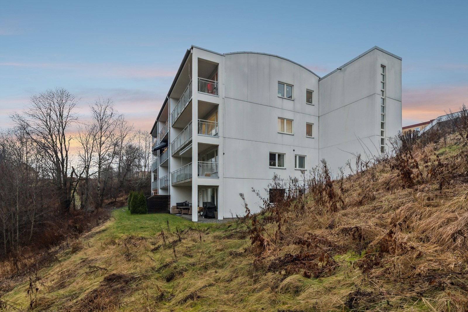 Boligen har sentral beliggenhet med har nærhet til barnehager, skoler, samt et variert utvalg av butikker og servicetilbud Galleribilde