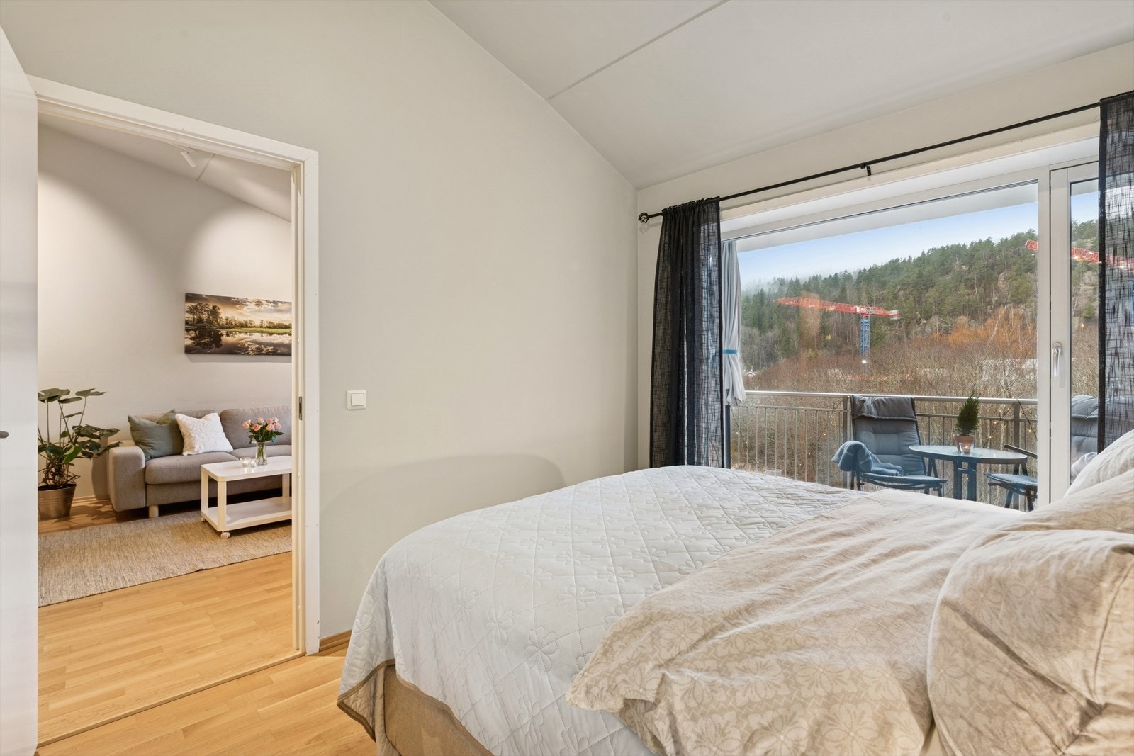 Hovedsoverommet har store vindusflater og fin utsikt. Galleribilde