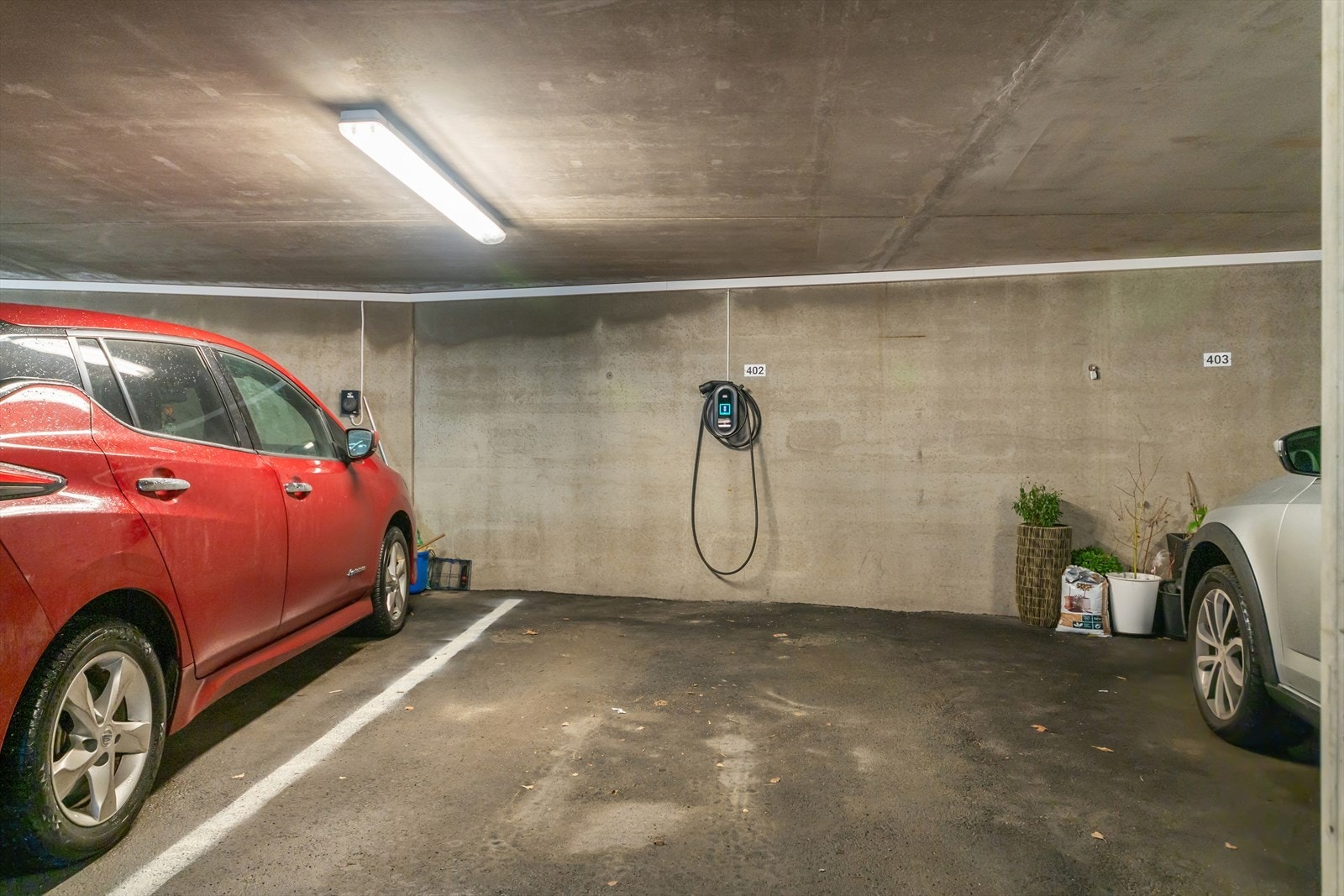 Fast parkeringsplass med elbillader i felles carportanlegg Galleribilde