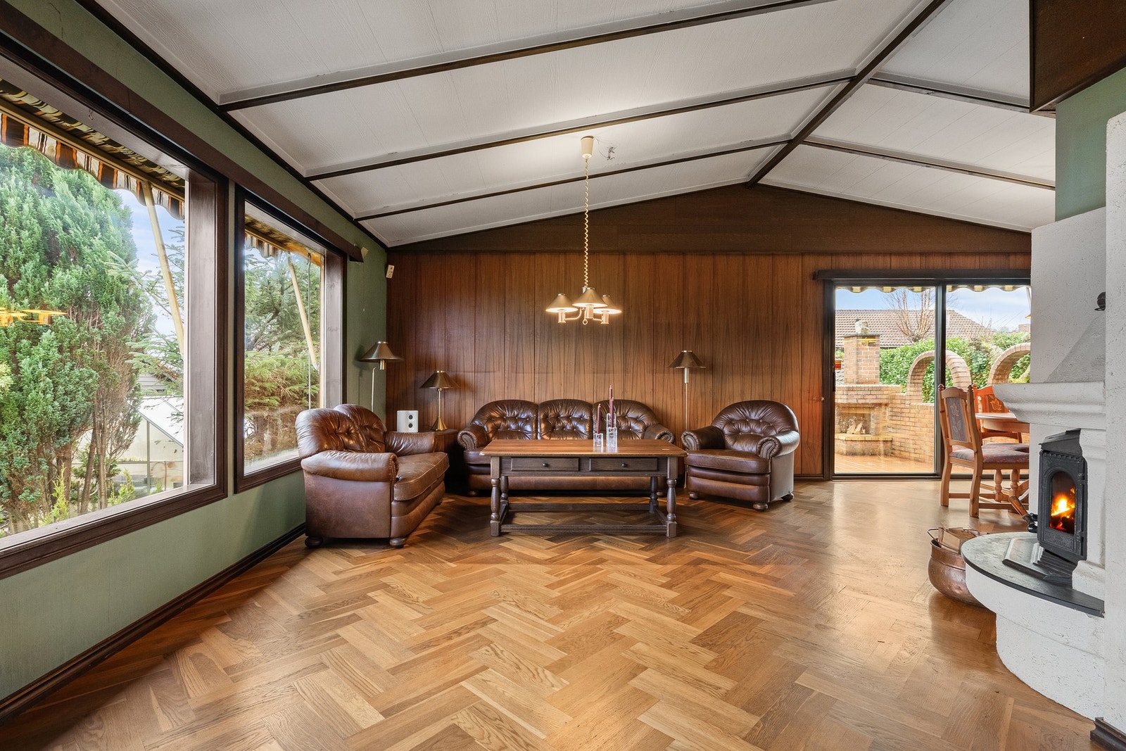 Boligen har en praktisk planløsning med romslig stue som enkelt lar seg møblere i ulike soner. Galleribilde