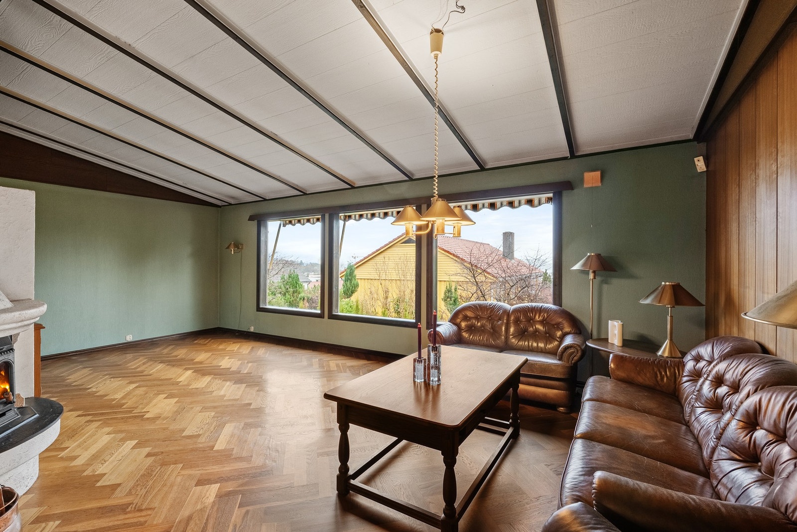 Innvendig fremstår boligen eldre og må påregnes modernisering. Galleribilde