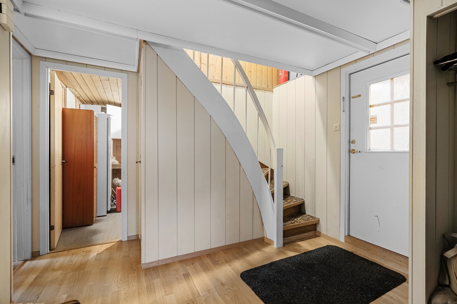 Romslig entré med gode muligheter til å henge fra seg yttertøy. Galleribilde