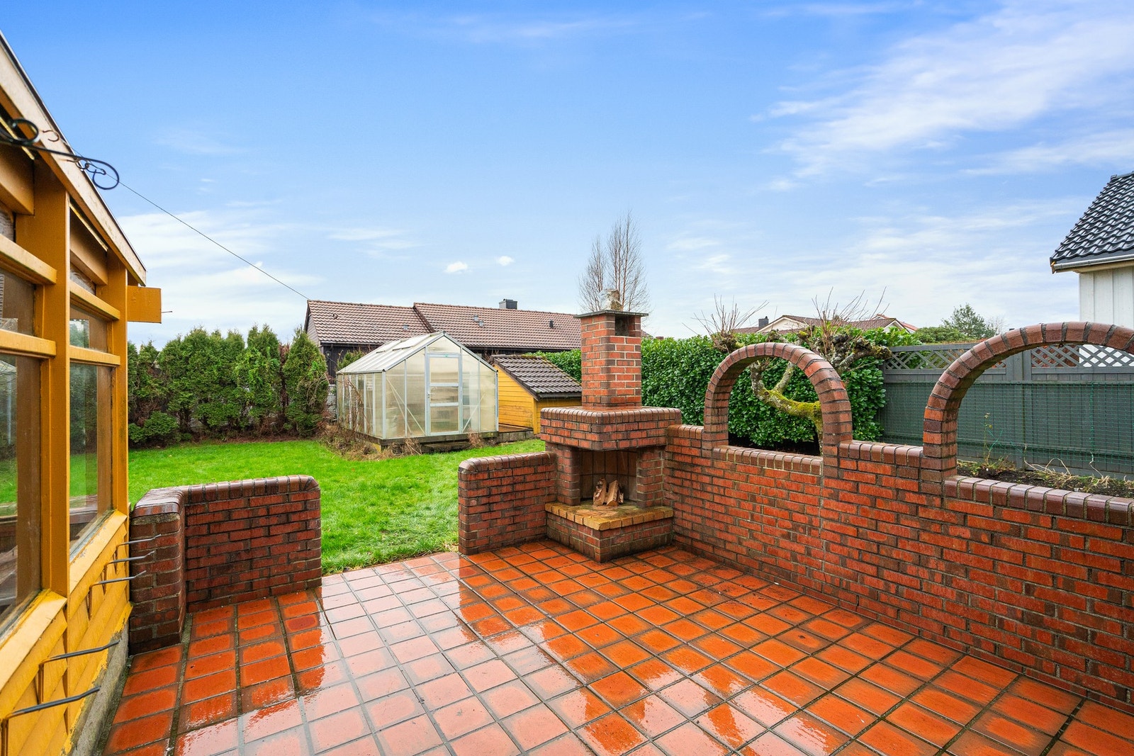 Uteområdet er innholdsrikt med terrasse, hage, drivhus og hagestue. Galleribilde