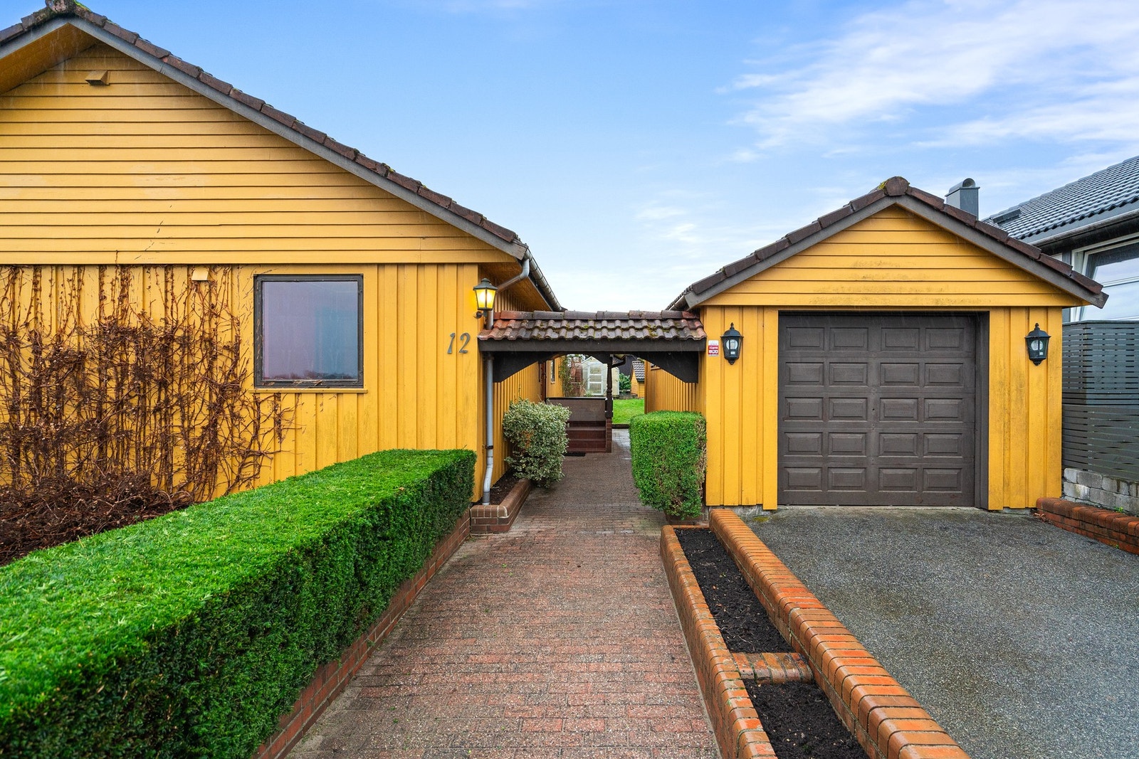 Det er gode parkeringsmuligheter i garasje og på egen tomt. Galleribilde