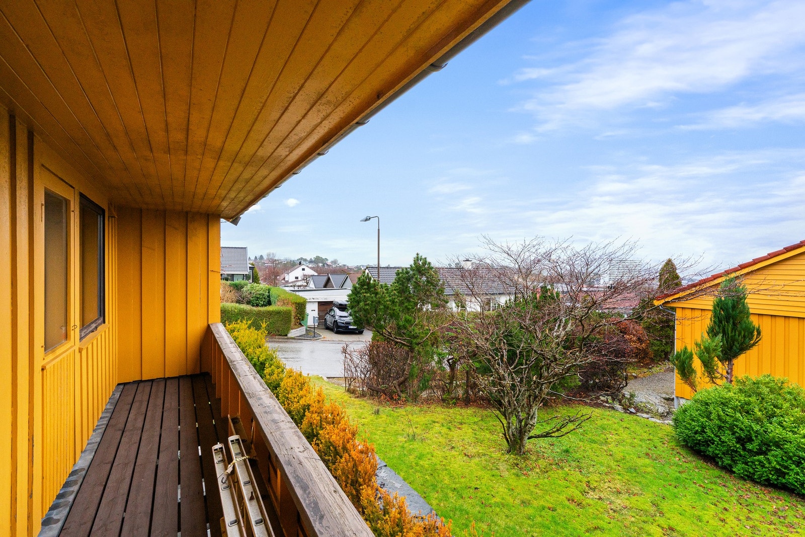 Fra soverommet er det utgang til overbygget balkong. Galleribilde