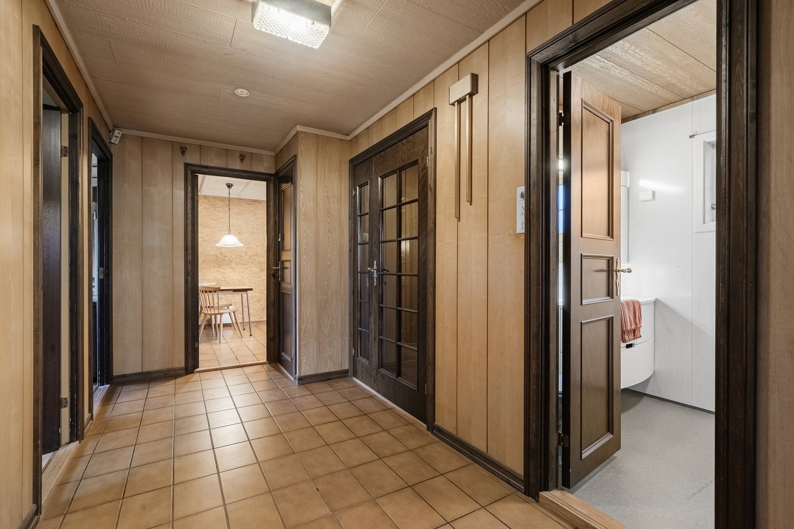 Romslig entré med adkomst til samtlige rom. Galleribilde