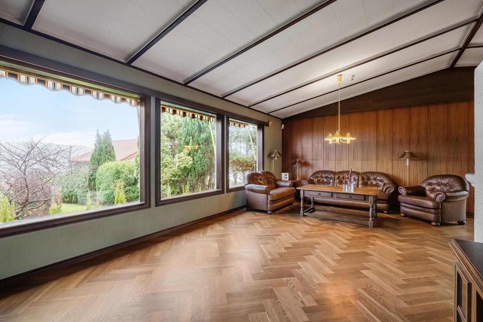 Gjennomgående er store vindusflater som sikrer rikelig med naturlig lysinnslipp. Galleribilde