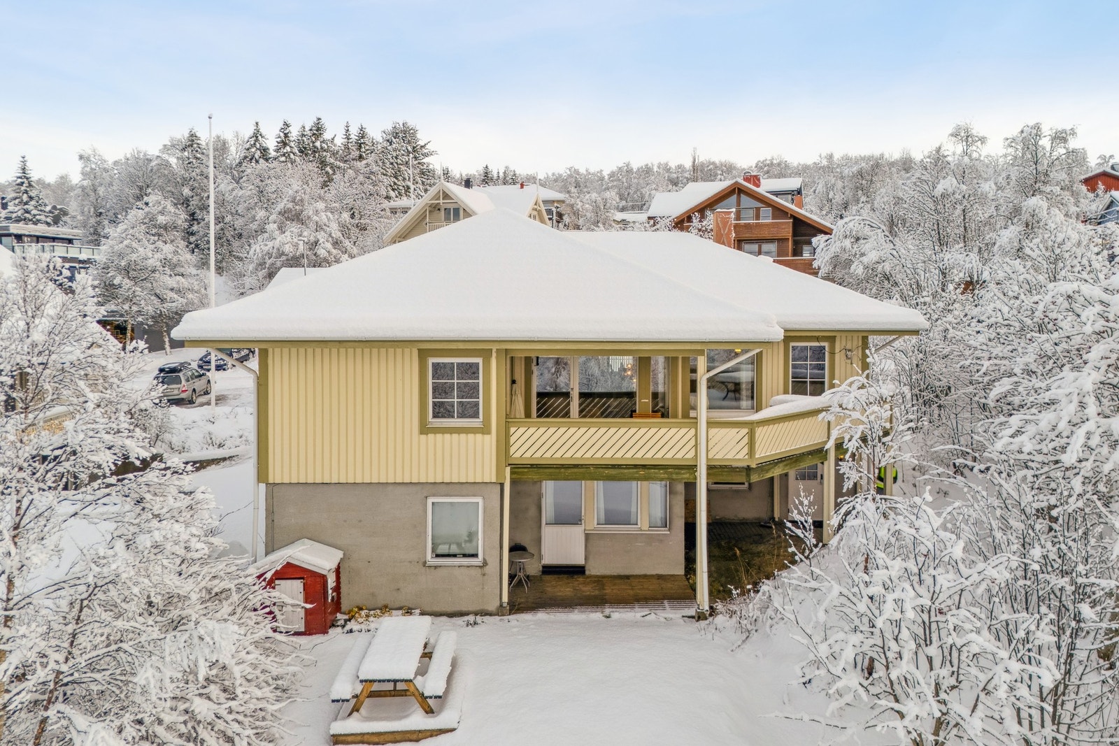 Dette er en innholdsrik familiebolig som kombinerer attraktiv plassering, utleiedel og flotte forhold for både sol og utsikt Galleribilde