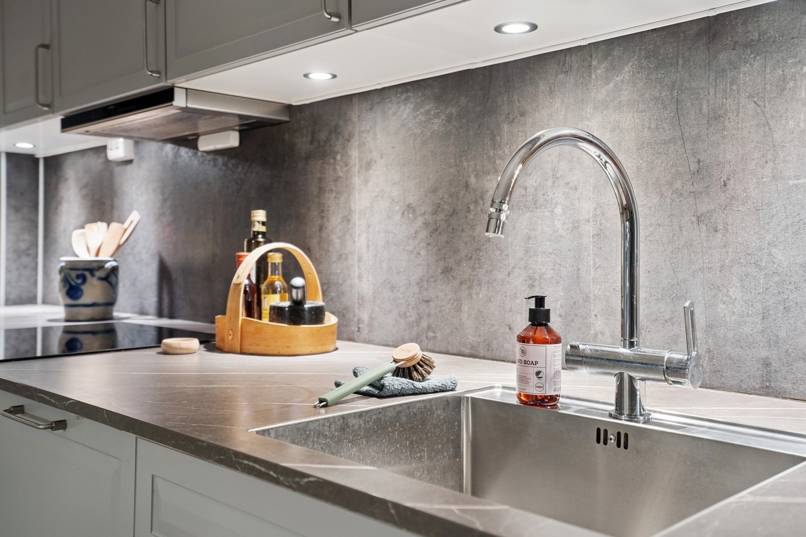 Detaljer - lekker backsplash med belysning fra spotter Galleribilde