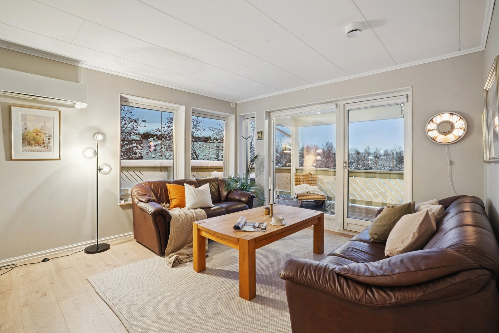 Stuen har store vindusflater som slipper inn rikelig med naturlig lys Galleribilde