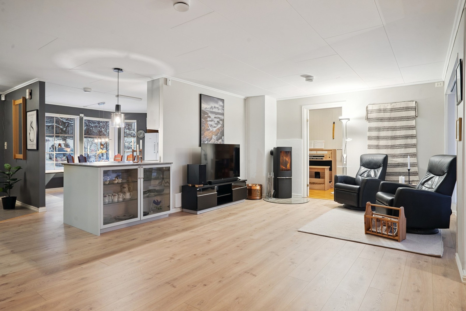 Boligen har en naturlig soneinndeling hvor området ved kjøkkenet nå benyttes til godstolene Galleribilde