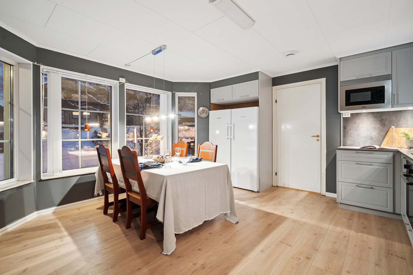 Fra kjøkkenet er det tilkomst til en praktisk bod og vaskerom Galleribilde