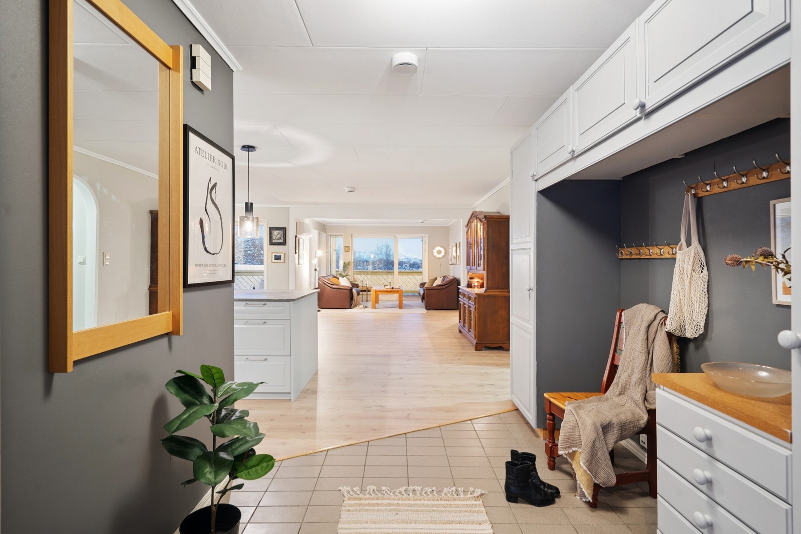 Velkommen inn! Flislagt entré med god plass til oppbevaring Galleribilde