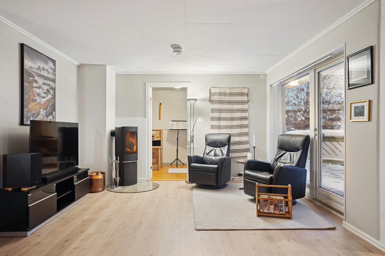 Inngang til soverom fra stuen. Rommet benyttet nå som et kombinert kontor og musikkrom Galleribilde