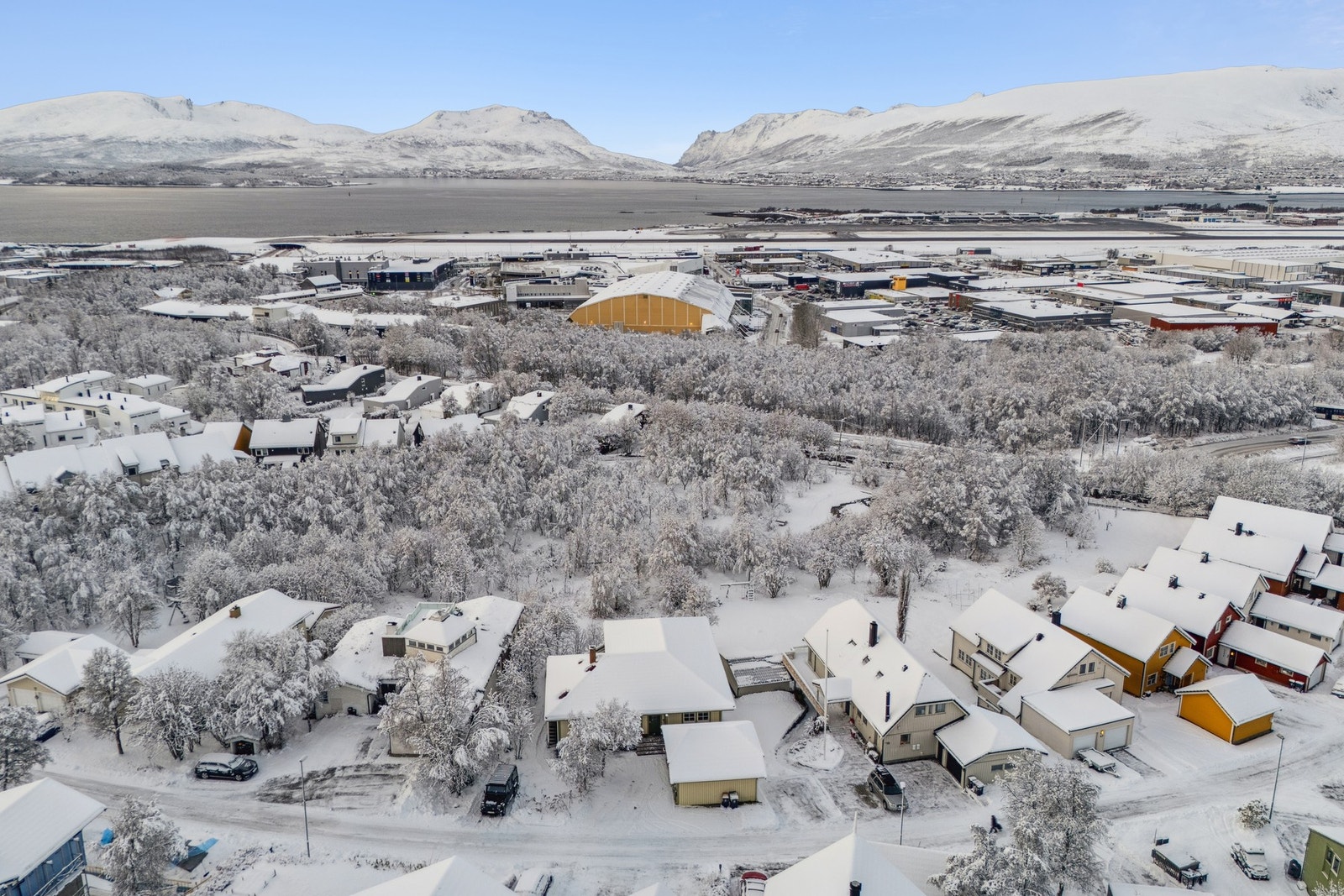 Boligen ligger attraktivt til på Olsgård, i et rolig og barnevennlig boligfelt med blindvei som begrenser gjennomgangstrafikken Galleribilde