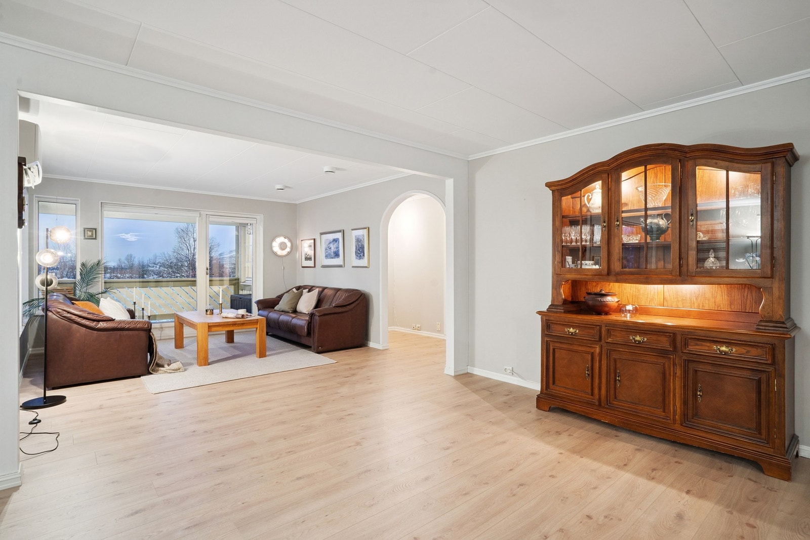 Ved stuen kan det enkelt tilpasses med ulike typer oppbevaring, enten du ønsker vitrineskap eller mer unike møbler Galleribilde