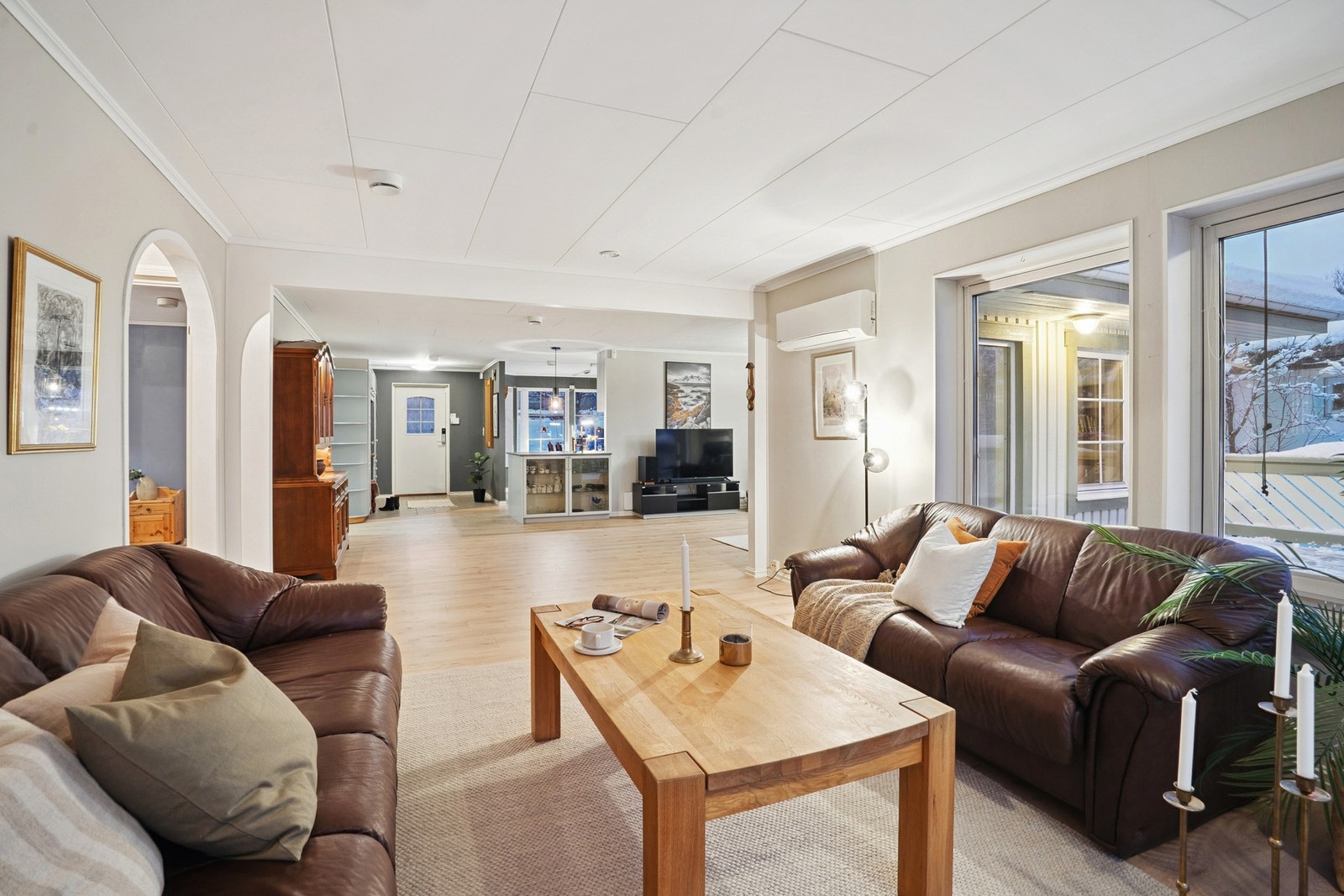 Boligen er svært romslig og har flere naturlig soneinndelinger som gir muligheten for kreativ møblering Galleribilde