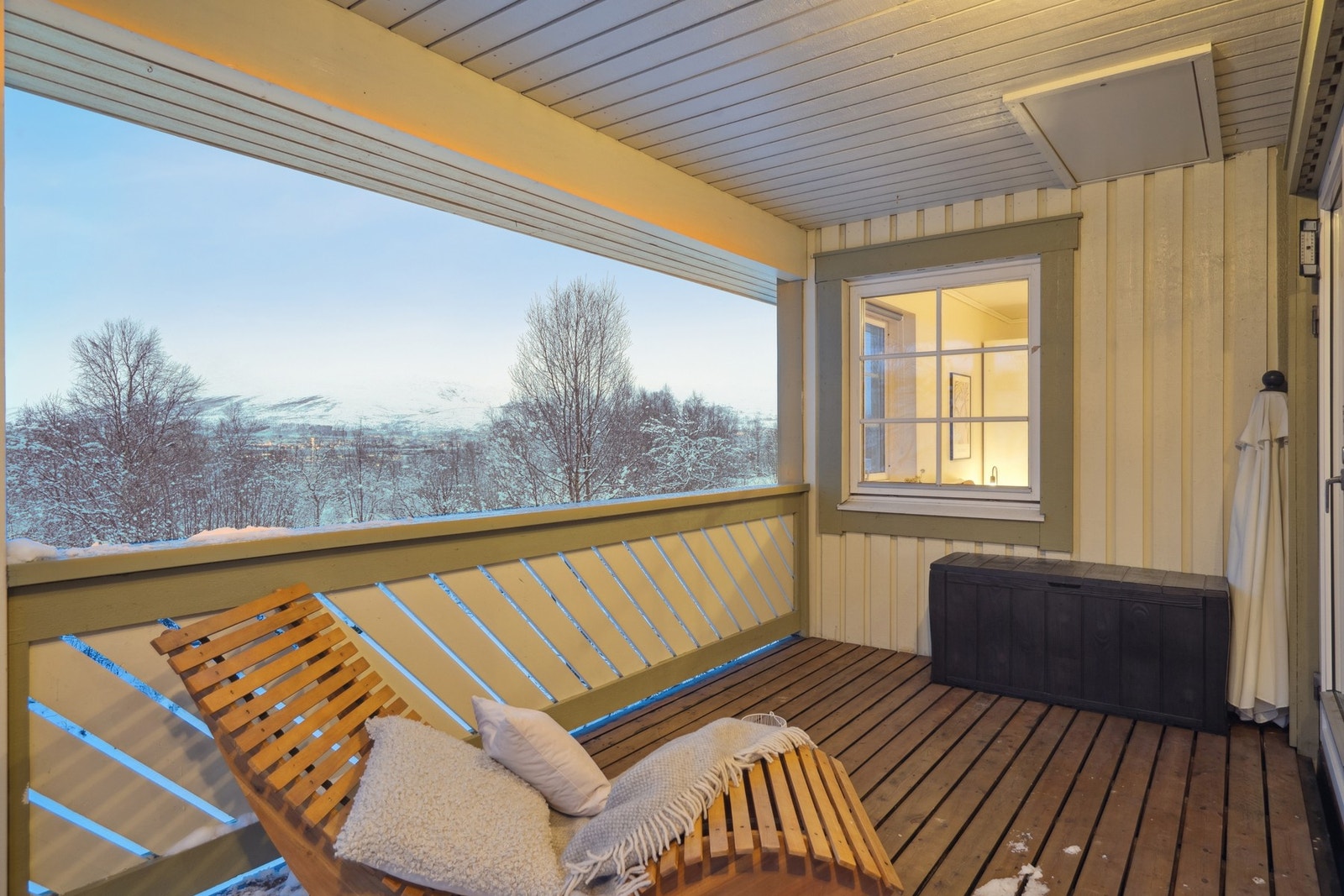 Balkongen er svært romslig som gir god plass til møblering, soling og grilling - perfekt for å nyte sommerdagene Galleribilde