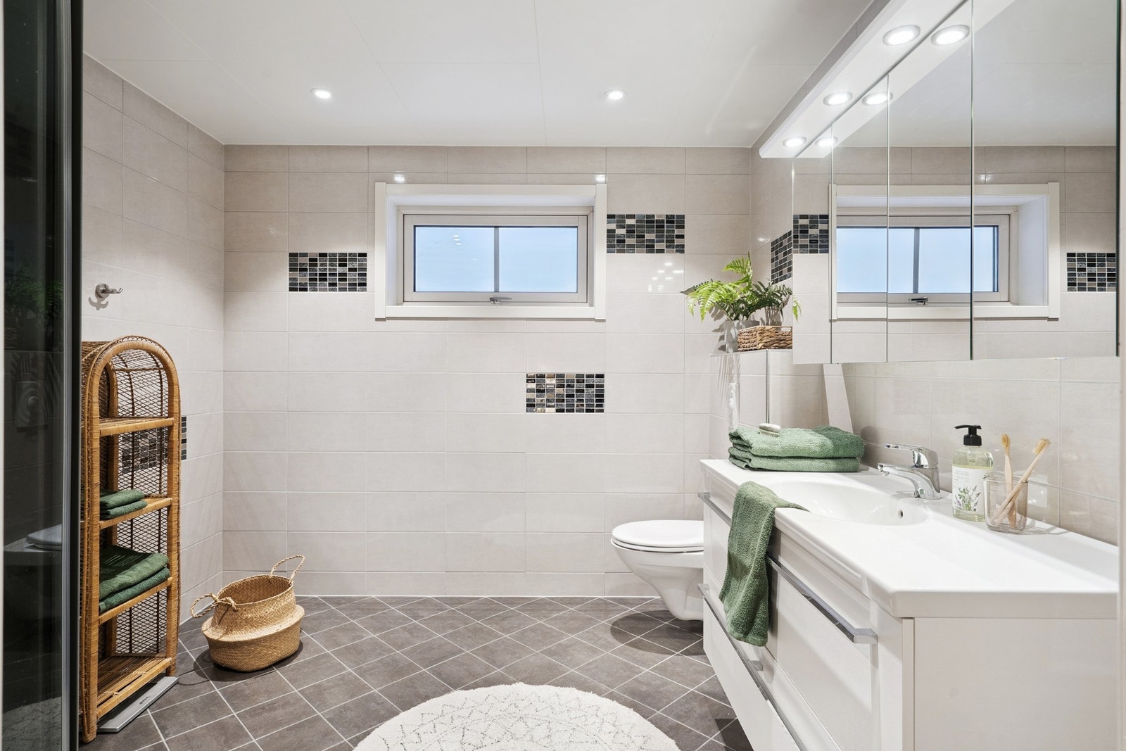 Badet i hoveddelen er stort og lyst. Det ble renovert i 2013 Galleribilde