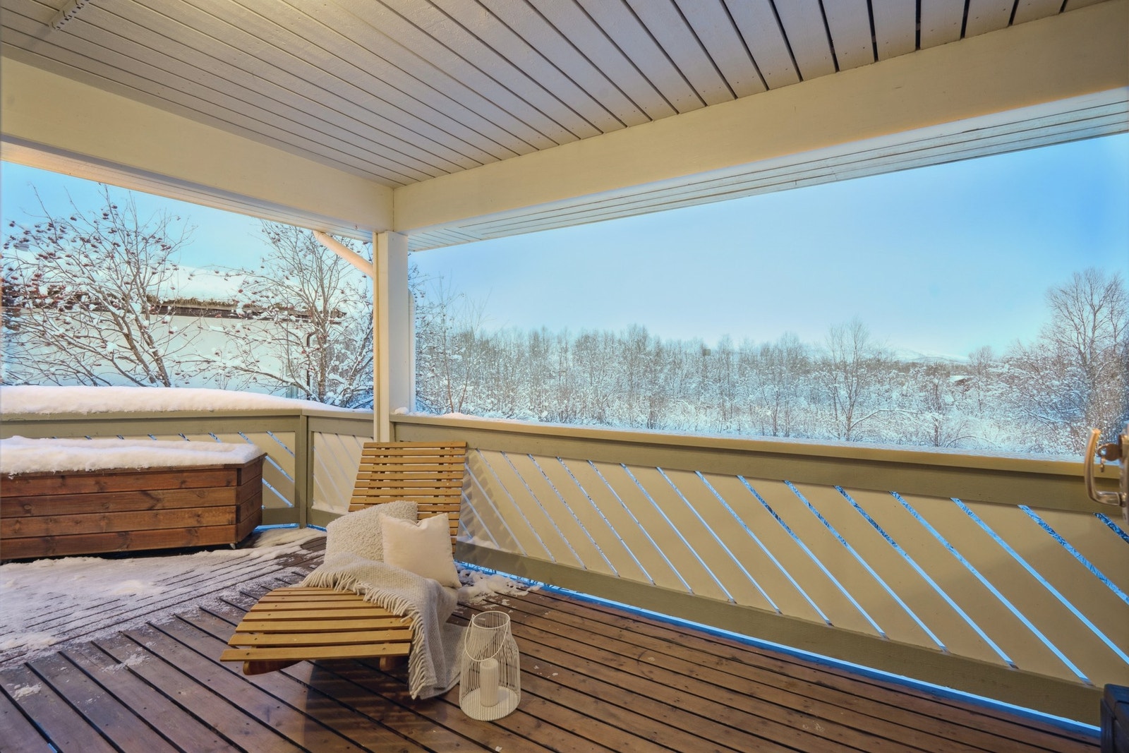 Overbygget veranda som gir lite snømåking Galleribilde