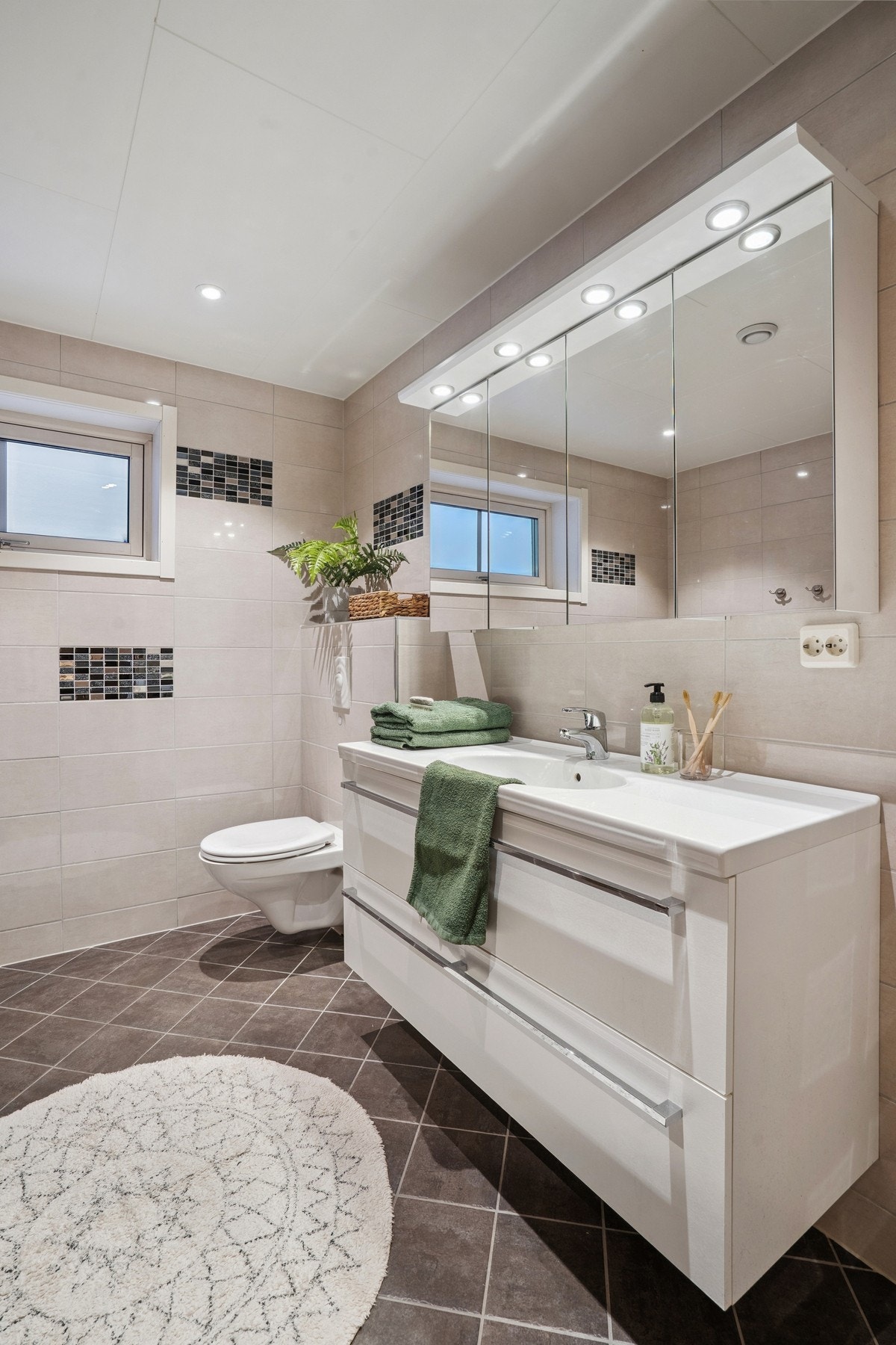 God belysning på badet, med vindu som sørger for naturlig lys og ekstra lufting Galleribilde