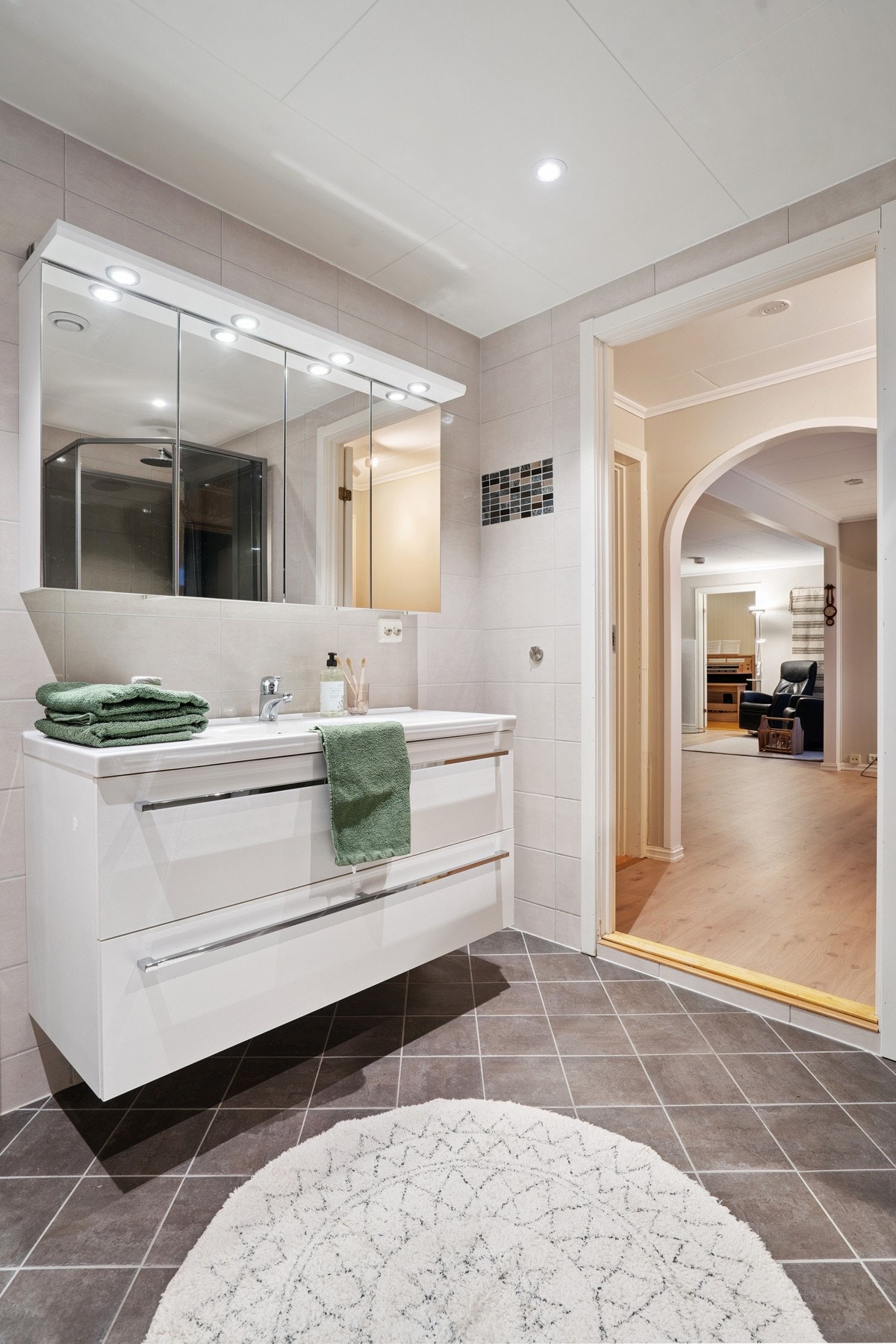 Bad en av to i hoveddelen, i tillegg til vaskerom Galleribilde